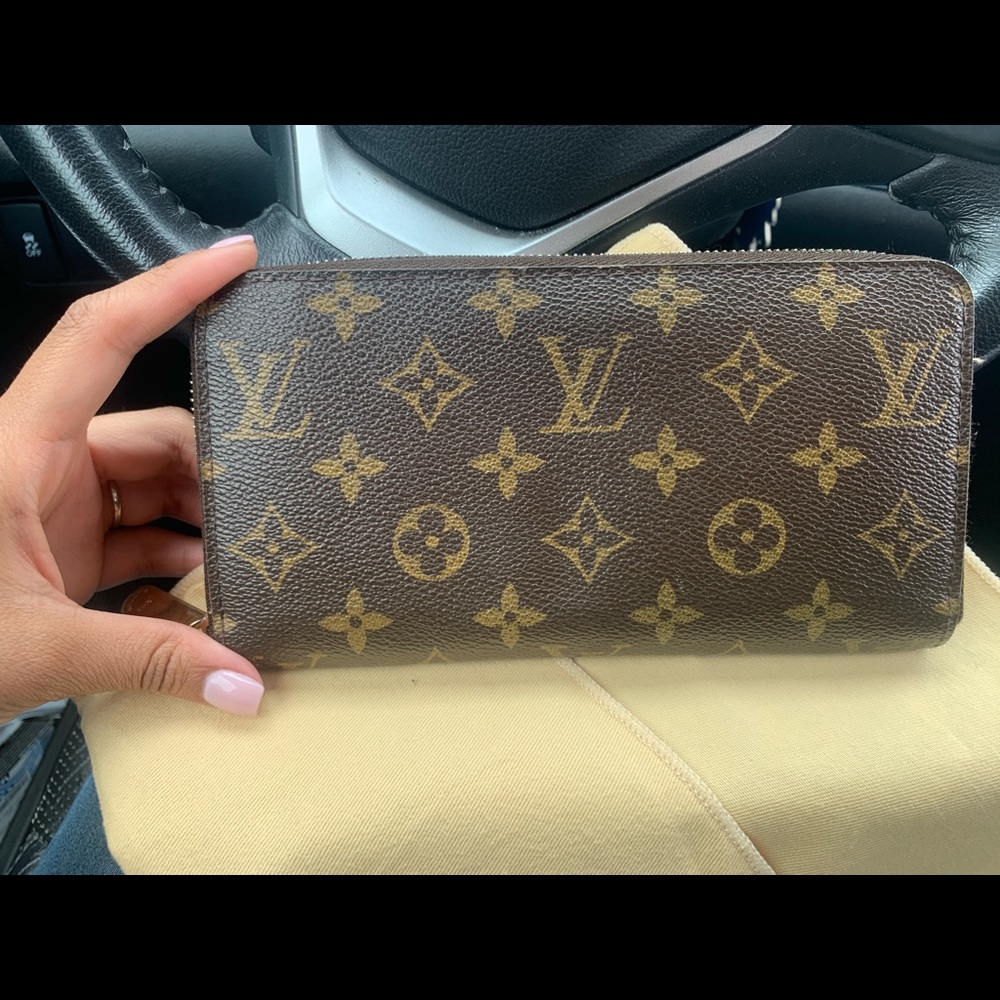 Louis Vuitton zippy wallet